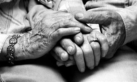 rüyada ölmüş annenin elini öpmek nedir